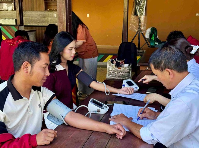 The grassroots trade union organizes health check-ups for more than 100 employees