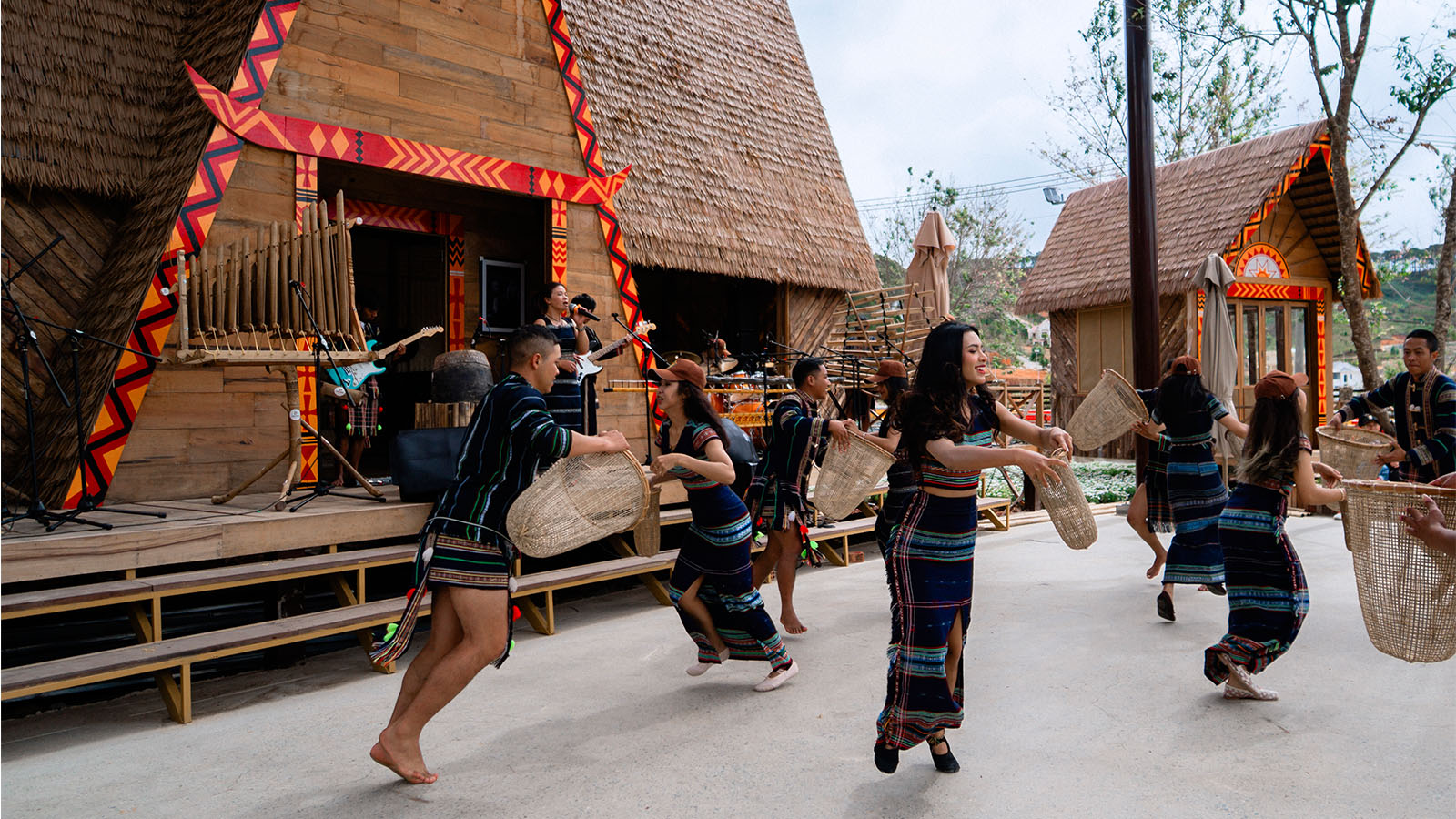 TRẢI NGHIỆM VĂN HÓA BẢN ĐỊA